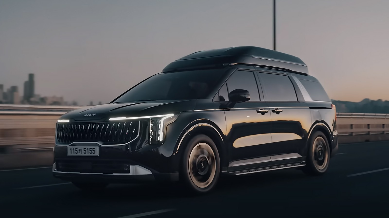 Kia's Carnival High Roof Adds Limousine-Level Headroom Without the Limousine Price
