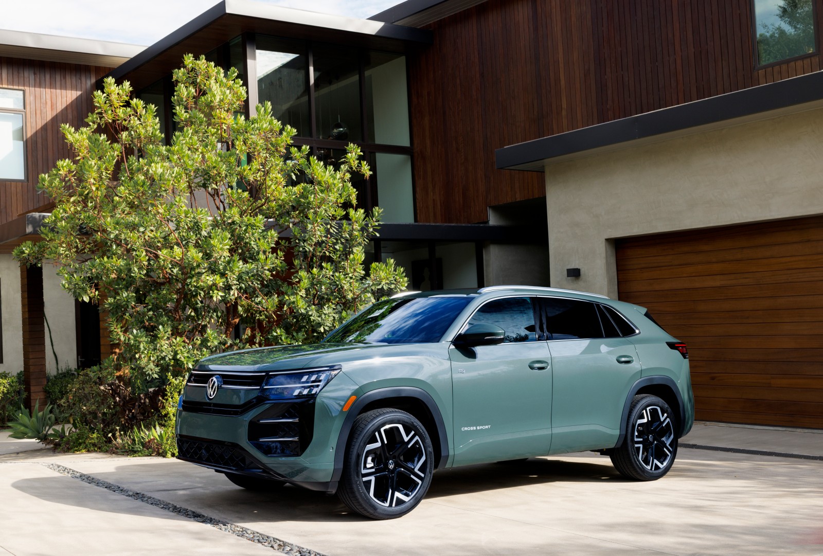 VW's Coupe-Crossover Atlas Cross Sport Borrows Its Big Brother's Facelift Playbook