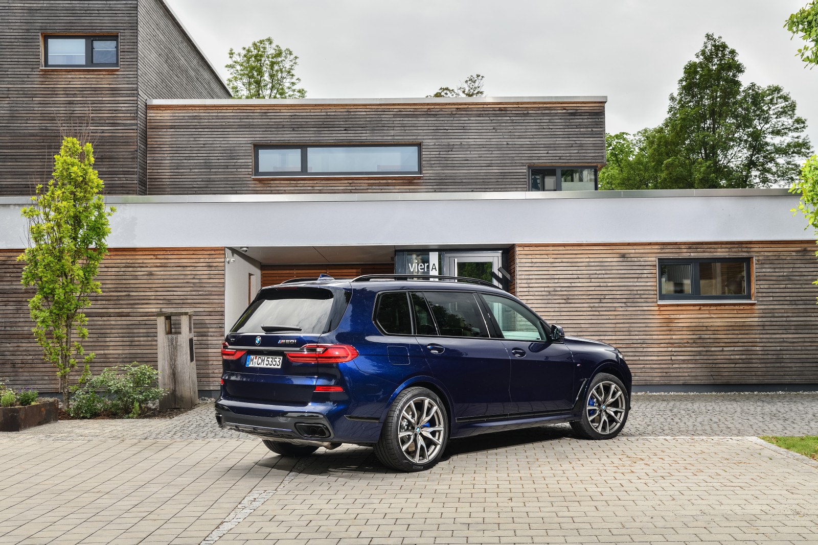BMW X7 M50i