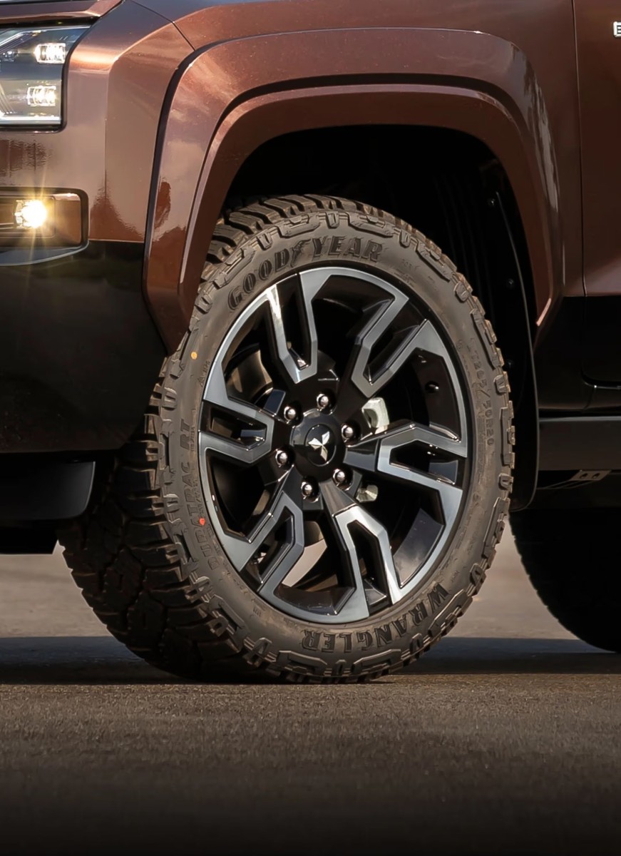 Mitsubishi Teams Up With Brazilian Off-Road Crew For a Scruffier Triton