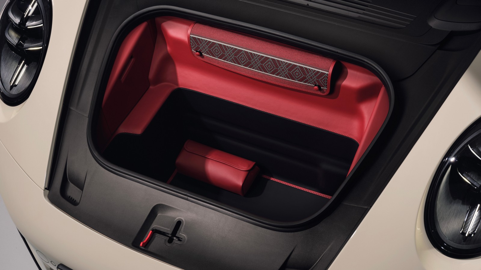 Porsche 911 Turbo S Sadu Edition Celebrates 70 Years in Kuwait